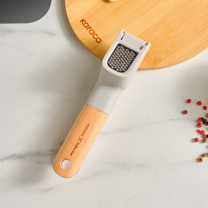 Karaca x Refika Gadgets Knoblauchpresse mit Holzgriff