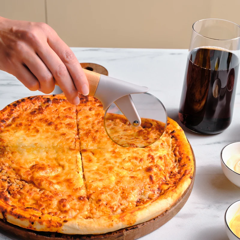 Karaca x Refika Gadgets Pizzaschneider mit Holzgriff