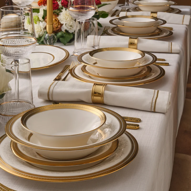 Karaca Royal Bone China Charlotte 55-teiliges Tafelservice für 12 Personen, Gold