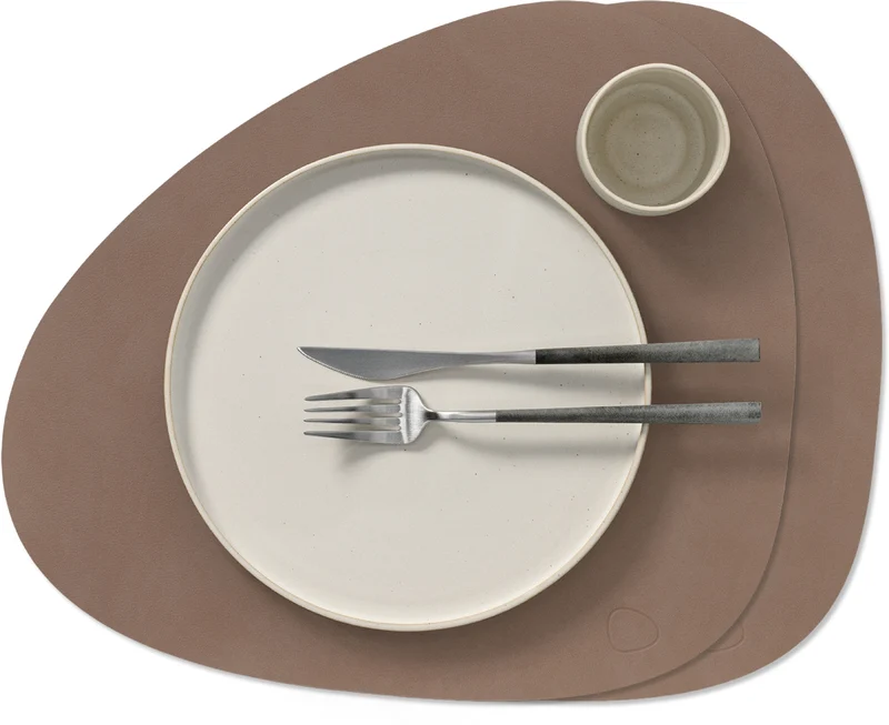 LIND DNA Tischsets Nupo - Leder - Trüffel - Curved - 44 x 37 cm - 2 Stück