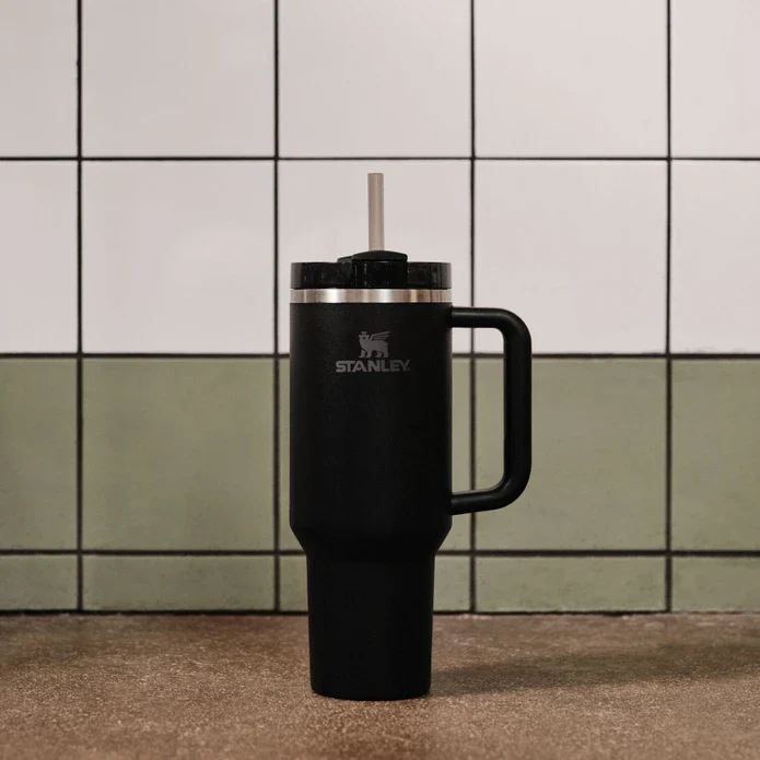 Stanley Quencher Thermosbecher mit Strohhalm 1,18 Liter Schwarz