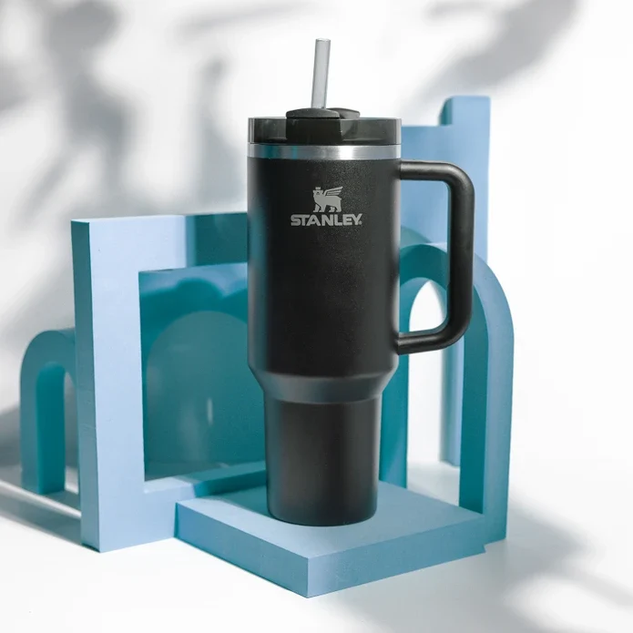 Stanley Quencher Thermosbecher mit Strohhalm 1,18 Liter Schwarz