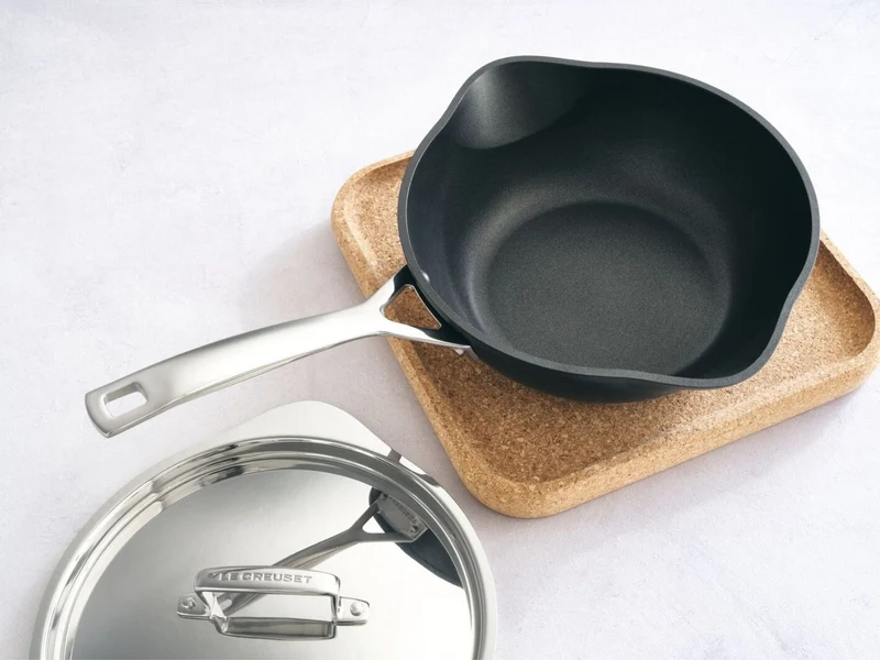 Le Creuset Aluminium-Antihaft Sautépfanne mit zwei Ausgießern rund 24cm