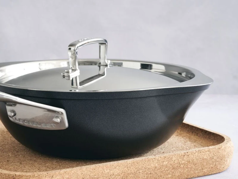 Le Creuset Aluminium-Antihaft Sautépfanne mit zwei Ausgießern rund 24cm