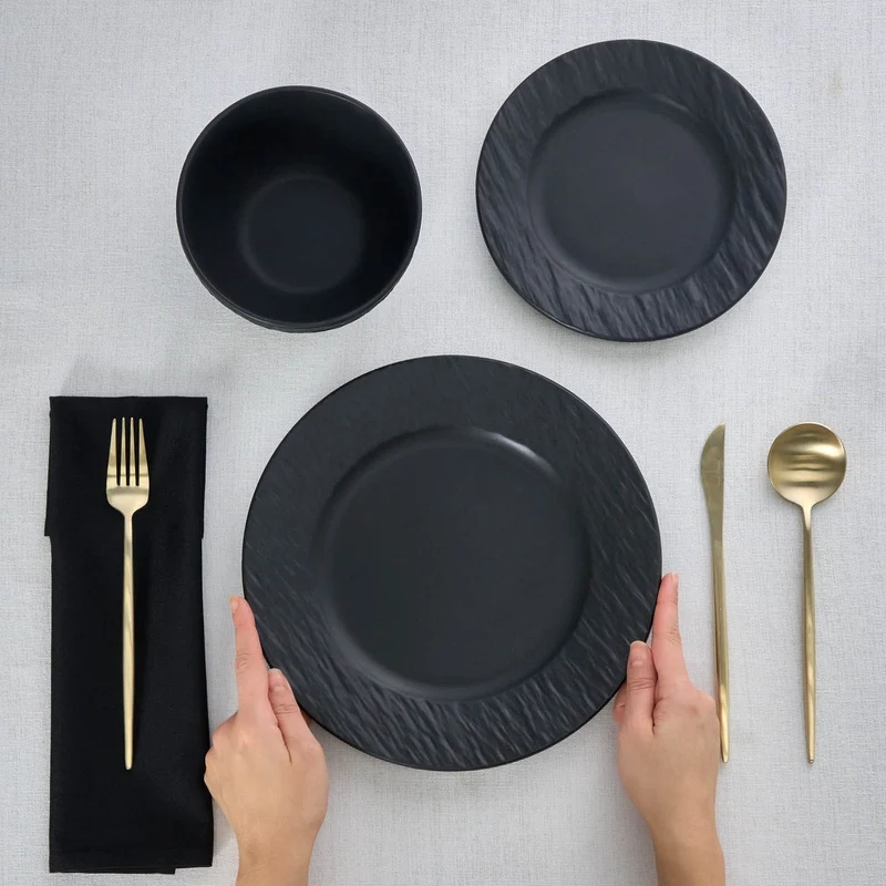 Karaca Solem Embossed 18-teiliges Steinzeug-Tafelservice für 6 Personen, Schwarz