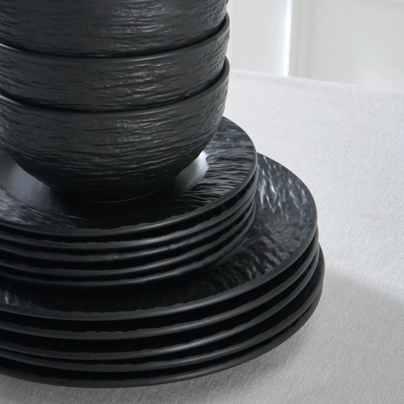 Karaca Solem Embossed 18-teiliges Steinzeug-Tafelservice für 6 Personen, Schwarz