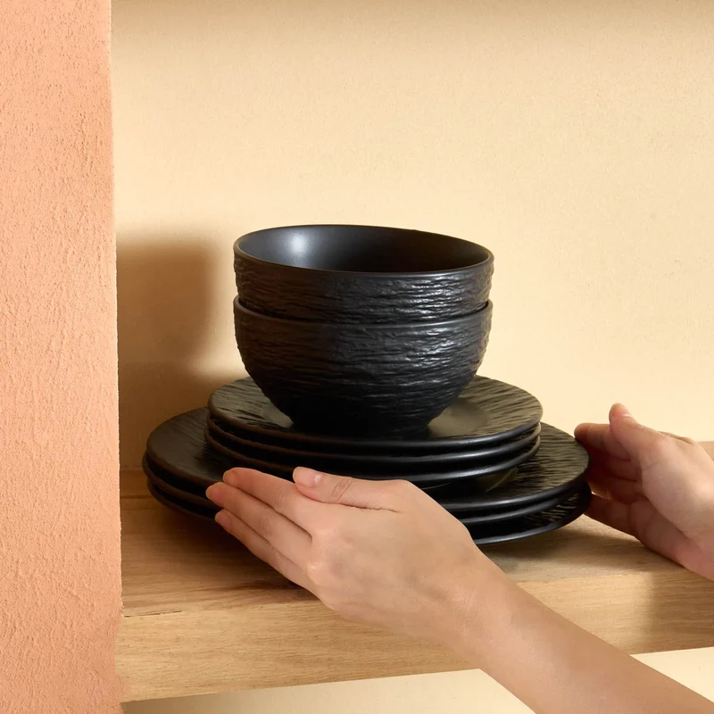 Karaca Solem Embossed 18-teiliges Steinzeug-Tafelservice für 6 Personen, Schwarz