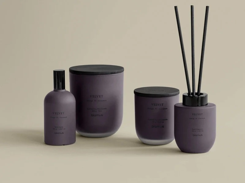 Blomus TUOKSU Duftkerze L Velvet midnight plum 11cm
