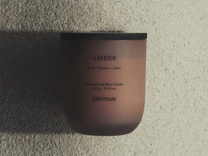 Blomus TUOKSU Duftkerze S Amber rustic brown 9cm