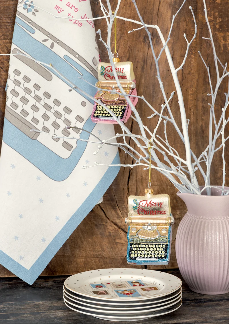 Greengate Anhänger Glas Schreibmaschine Merry Xmas pale blue 9cm