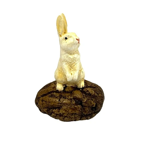 Kaninchen auf Stein stehend 8x4,5cm Polyester