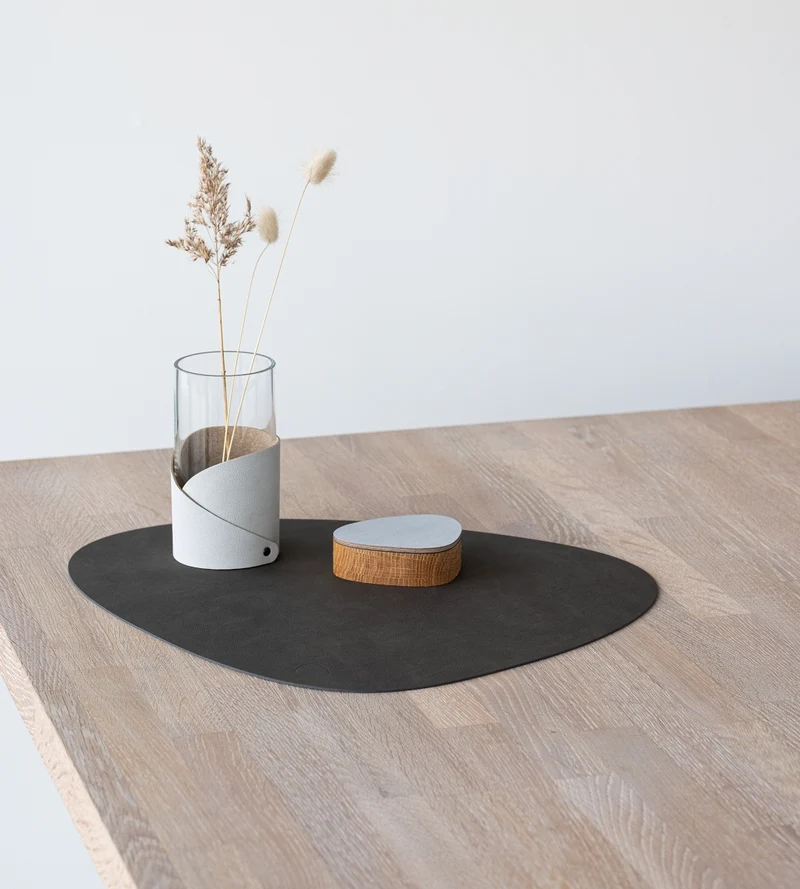 LIND DNA NUPO Tischset Curve L caviar 37 x 44 cm