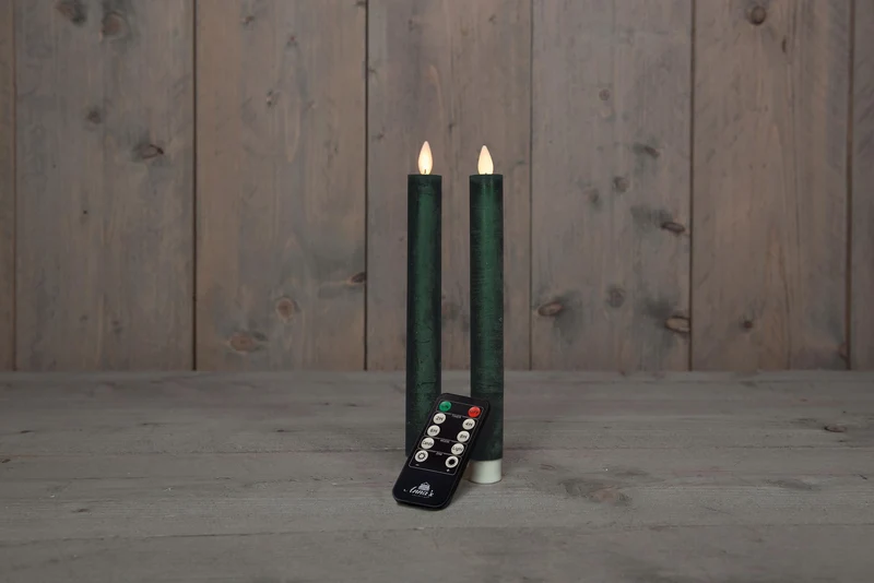 DINNERKERZE BO 2 STÜCK ANTIKGRÜN RUSTIKAL WACHS 23CM BEWEGLICHE FLAMME MIT FERNBEDIENUNG 2X2AAA