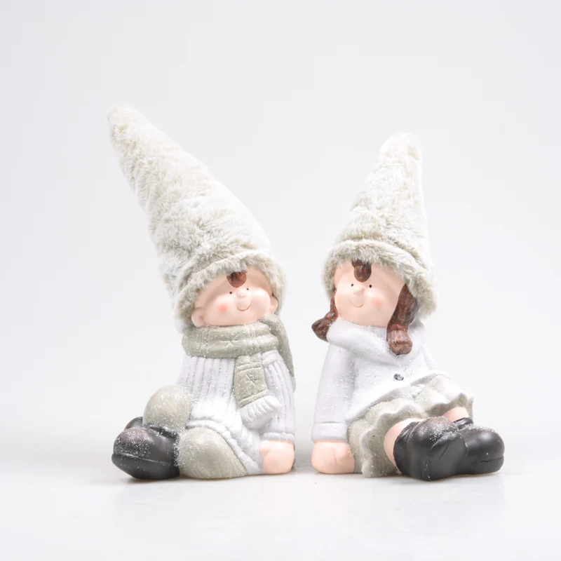 JUNGE UND MÄDCHEN SITZEND GRÜN 17,5X15X21 CM KERAMIKSORTIMENT - PRO STÜCK