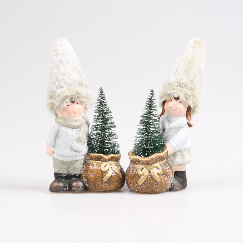 JUNGE UND MÄDCHEN M/WEIHNACHTSBAUM GEFÜHRT GRÜN 11,5X6,5X20 CM KERAMIKSORTIMENT - PRO STÜCK