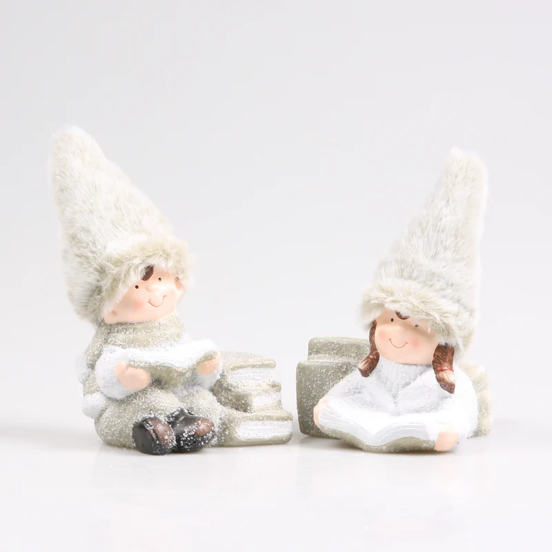 JUNGE UND MÄDCHEN LESEN GRÜN 13,5X13X13 CM KERAMIK SORTIMENT - PRO STÜCK