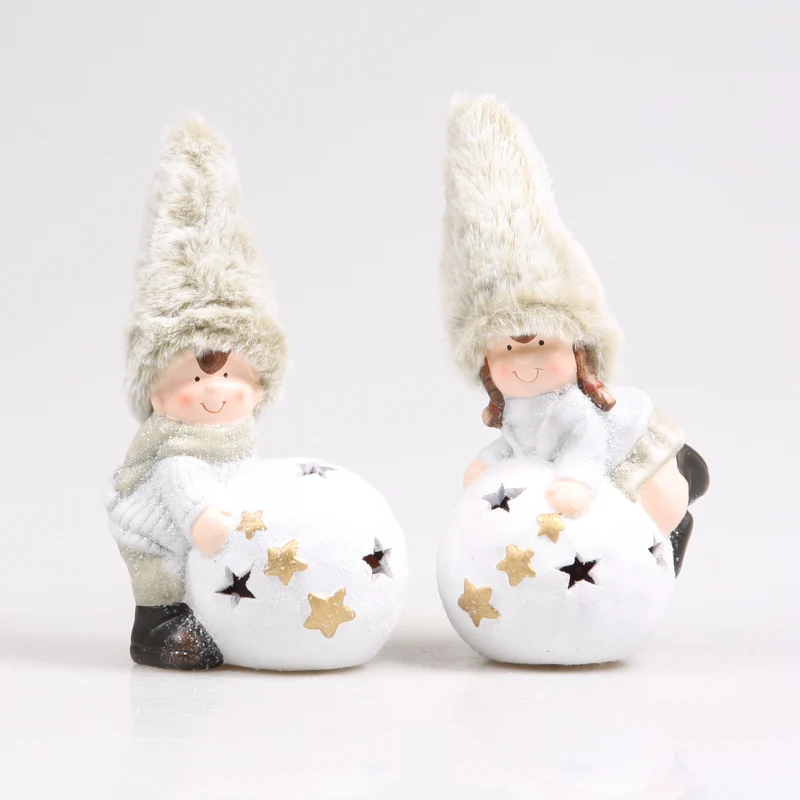 JUNGE UND MÄDCHEN AUF SCHNEEBALL GRÜN 25 CM KERAMIKSORTIMENT - EINZELN