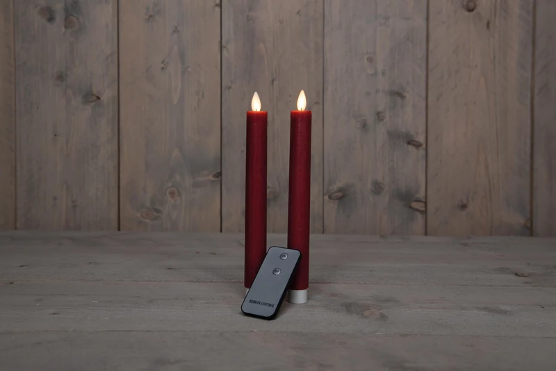 TISCHKERZE B.O. 2ST. BORDEAUX RUSTIKALES WACHS 23CM BEWEGLICHE FLAMME MIT FERNBEDIENUNG 2X2AA