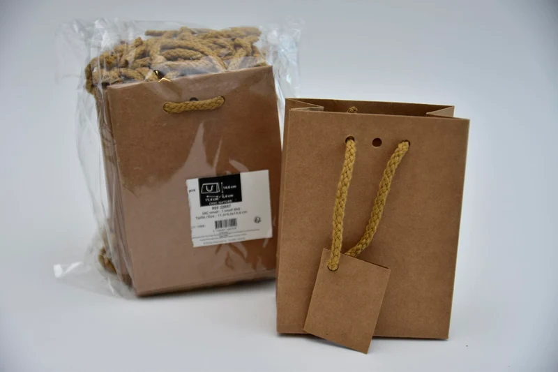 eine 20-Tasche braune Kraft mit Schnur 11,4 + 6,4 x 14,6 cm.