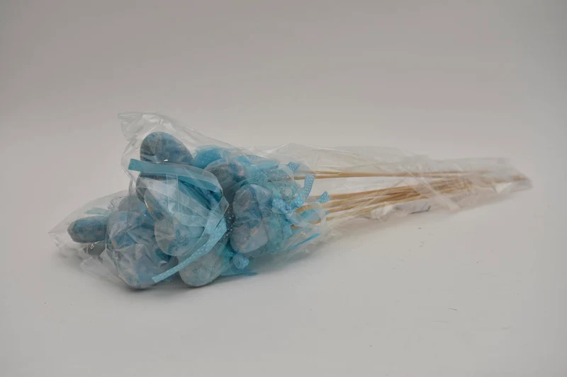 12 Herzen 6,5 cm blau auf 50 cm Stock mit Band.