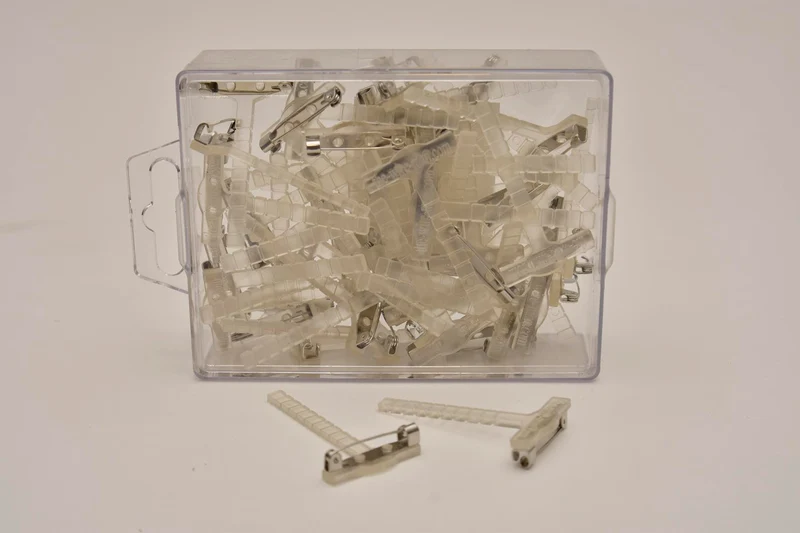 Box mit 50 transparenten Corsagenclips Kreuz