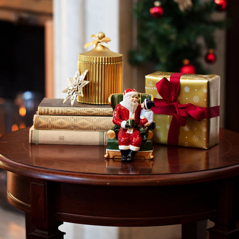 Villeroy & Boch Christmas Toys Santa auf Sessel