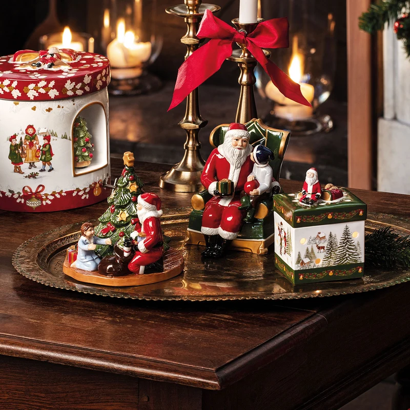 Villeroy & Boch Christmas Toys Santa auf Sessel