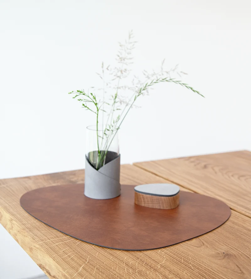 LIND DNA BULL Tischset Curve L cognac 37 x 44 cm