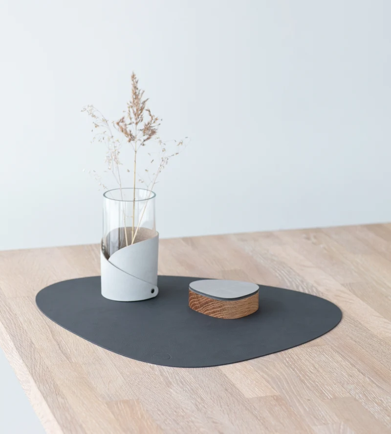 LIND DNA NUPO Tischset Curve L anthrazit 37 x 44 cm
