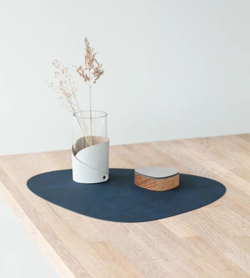 LIND DNA NUPO Tischset Curve L midnight blue 37 x 44 cm